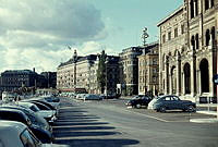 Södra Blasieholmshamnen sedd mot Stallgatan vid Nationalmuseum. I bakgrunden Grand hotell.