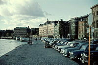 Södra Blasieholmshamnen sedd mot Stallgatan. I bakgrunden i mitten Grand hotell.