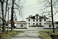 Sandemars slott. Huvudbyggnaden med flygelbyggnader.