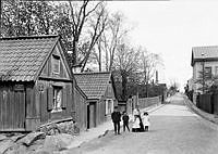 Åsögatan 141 österut från Skeppargränd. (Nuvarande Åsögatan 195).