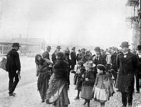 En romsk familj med barn på Skeppsbron.