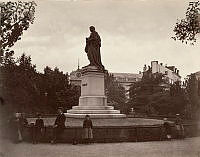 Berzeli Park med staty av kemisten Jöns Jacob Berzelius.