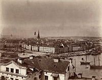 Vy från Mosebacke norrut över Gamla Stan och Mälartorget, Karl Johans Torg, Slussplanen, Fiskarehamnen, Skeppsbron samt delar av Saltsjön.