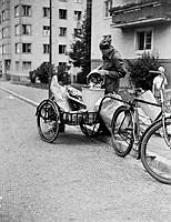 Skrotinsamling. En av F A B:s män samlar in avfall och lastar på sin cykel.
(Nybildade föreningen för Arbetslöshetens bekämpande i Stockholm.)