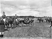 Mobiliseringen 1914. Troligen kungliga åskådare i vagn vid inspektion av trupperna på Gärdet.