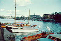 Blasieholmen. Förtöjda motorbåtar och skuta nära Nationalmuseum,Vid nuvarande Museikajen. Till höger parti av Skeppsholmen. I fonden Strandvägen och Nordiska Museet.