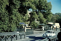Infart till Skeppsholmen från Skeppsholmsbron. Till höger i bakgrunden Högvaktsbyggnaden.