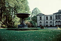 Djurgården. Rosendalsvägen 41. Parti av Rosendals slott sett från trädgården. I trädgården står en väldig urna av garbergsgranit.