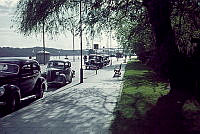Norr Mälarstrand österut med parkerade bilar. I fonden Västerbron.