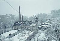 Marieberg. Gamla ammunitionsfabriken sedd från väster. T.v. i bakgrunden Lilla Essingen. Vinterdag med rimfrost.