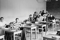 Klassrum med elever vid typografutbildning på Grafiska yrkesskolan på Ynglingagatan. Hans Karlsson längst till vänster.