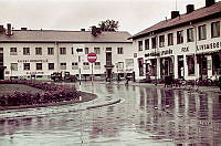 Ängby Torg med västra affärslängan, kvarteren Pilspetsen och Spelbrickan.