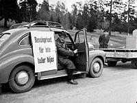 Demonstration mot dubbel bilskatt genom plakat på personbil. 
