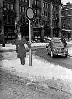 Vinterbild med värnpliktige Stig Johansson på Rödbodtorget. I fonden kvarteren Röda Bodarne och Pompe.