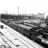 Lastade järnvägsvagnar i Stadsgårdshamnen med Slussen och Gamla Stan i bakgrunden.