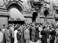 Kö utanför Turistföreningen vid Gustav Adolfs Torg 18 för att köpa Stockholms stads idrottsstyrelses fiskekort för fem kronor.