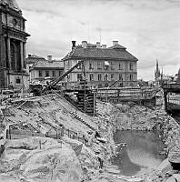 Riddarholmen och Birger Jarls torg. En stor grop efter utsprängningar på Riddarholmen där järnvägen så småningom skall gå fram. Från vänster Riddarholmskyrkan. Hessensteinska palatset.