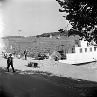 En bil kör av färjan M/S Vaxholmen vid hotellkajen i Vaxholm. Vaxholmen trafikerar sträcka Vaxholm - Rindö Smedja.