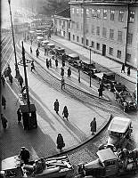 Tegelbackseländet. En mycket trafikerad korsning där trafiken sakta slingrar sig förbi Tegelbacken och Kronprinsens stall mot Vasabron. I fonden Järnvägsparken.