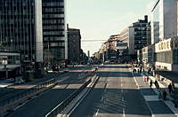 Sveavägen norrut från Mäster Samuelsgatans viadukt klockan 14.00 vid högertrafikomläggningen 3 september 1967. I väntan på att trafiken släpps på klockan 15.00.