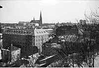 Utsikt från Observatorielunden mot nordost. Nedanför kullen går Saltmästargatan, korsad av Kungstensgatan 41, huset med byggnadsställningar. I fonden Johannes kyrka och Kungstornen.