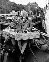 Två flickor på utflykt med svampkorgar i famnen. Aftonbladets svampresa 1938.
