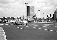 Norrtull. Övertäckta filmarkeringar på gatan inför högertafikomläggningen den 3 september 1967. I bakgrunden Wenner-Grens Center.