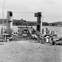 Vaxholm - Rindö. Vy mot söder från Rindö över nya färjeläget som är under byggnad vid Rindö Smedja. I fonden syns ön Badholmen.