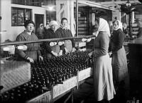 Bryggeriarbeterskor vid syningen på Münchens bryggeri