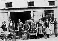 Grupporträtt med vagnmakare, smeder, hovslagare samt häst och hästskötare vid Münchenbrüggeriet.