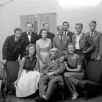 Jan Malmsjö. Den första TV-teater ensemblen för spelåret 1958/1959, samlas för säsongen. Åtta skådespelare och tre regissörer.