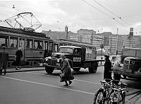 Gångtrafikanter skyndar mot de gula strecken vid Gamla stan ochSkeppsbron.