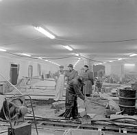 Gångtunneln mellan Stockholms centralstation och 
T-Centralen håller på att färdigställas inför invigningen 2 december 1958.
