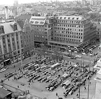 Utsikt från det första höghuset ner mot Hötorgett och varuhuset PUB. 