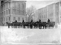 Södra Blasieholmskajen. Freys Hästdroskor uppställda för fotografering. Till höger Nationalmuseum.