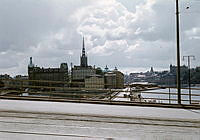 Vy söderut från Stadshusbron mot Riddarholmen och pontonbro mot Norra Riddarholmenshamnen.