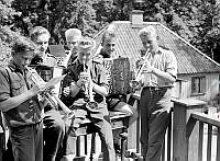 Pojkarna har bildat en egen orkester på landets första pojkfolkhögskola i scoutregi.
Skärholmens gård, Vårby.