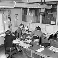 Arbetsförmedlingens nya lokaler på Luntmakargatan 46. Kvinnor jobbar vid skrivbord.