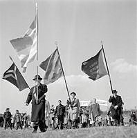 Gärdet. Första majdemonstration på gammal och beprövat sätt med musikkårer, standar, fanor och paroller.