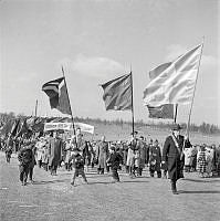 Första maj demonstration på Gärdet, på gammalt och beprövat sätt med musikkårer, standar, fanor och paroller. 