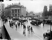 Mynttorget mot väster med tre katafalker med kvarlevorna efter Salomon August Andrée, Nils Strindberg och Knut Fraenkel från Andréexpeditionen.