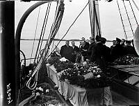 Kistor med kvarlevorna efter Salomon August Andrée, Nils Strindberg och Knut Fraenkel från Andréexpeditionen ombord på M/S Svensksund.