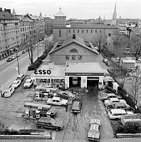 Bensinstation i hörnet Styrmansgatan - Linnégatan. I fonden Historiska museet.