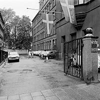 Gård på Nybrogatan 19 - 21, sedd från gatan västerut.