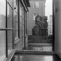 Stenskulptur sedd från balkong, på Nybrogatan 11.