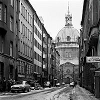 Jungfrugatan söderut mot Hedvig Eleonora kyrka vid Storgatan.