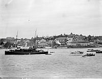M/S Svensksund med kvarlevorna efter de förolyckade männen från Andréexpeditionen passerar Vaxholm på sin väg till Stockholm från Tromsö i Norge.
