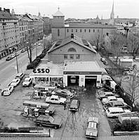 Bensinstation i hörnet Styrmansgatan - Linnégatan. I fonden Historiska museet.