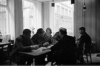Norra Smedjegatan 16. Sex män sitter vid cafébord på Linds kaffestuga. Mannen längst till höger är guldsmed Lennart Lindskog.