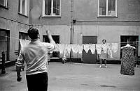 Norra Smedjegatan. Troligen Norra Smedjegatan 20 eller 22. Badmintonmatch över tvättlina med tvätt på gård.